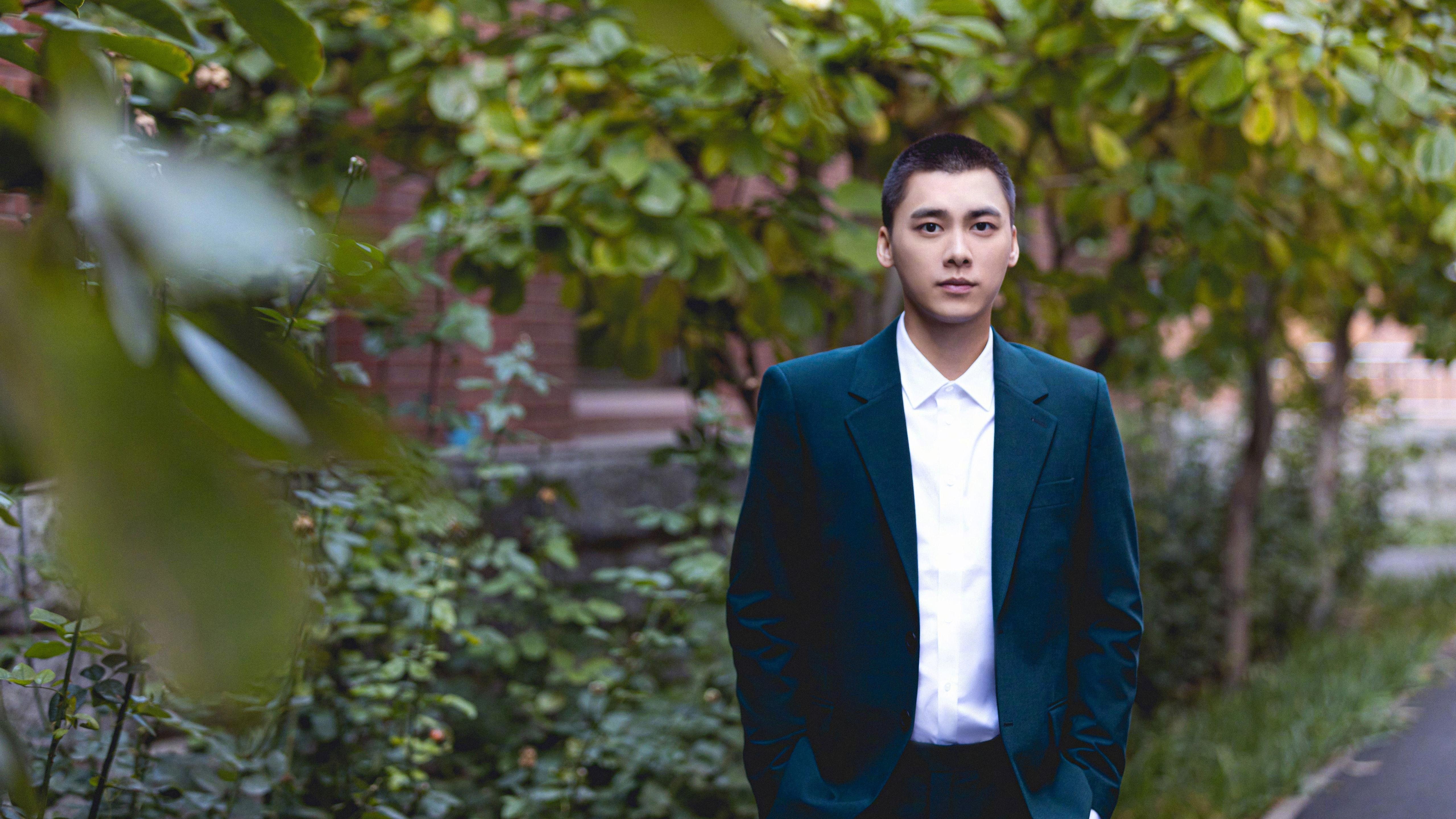 《校园电竞热潮：大学生组队竞技揭幕》，大学校园适合电竞商赛